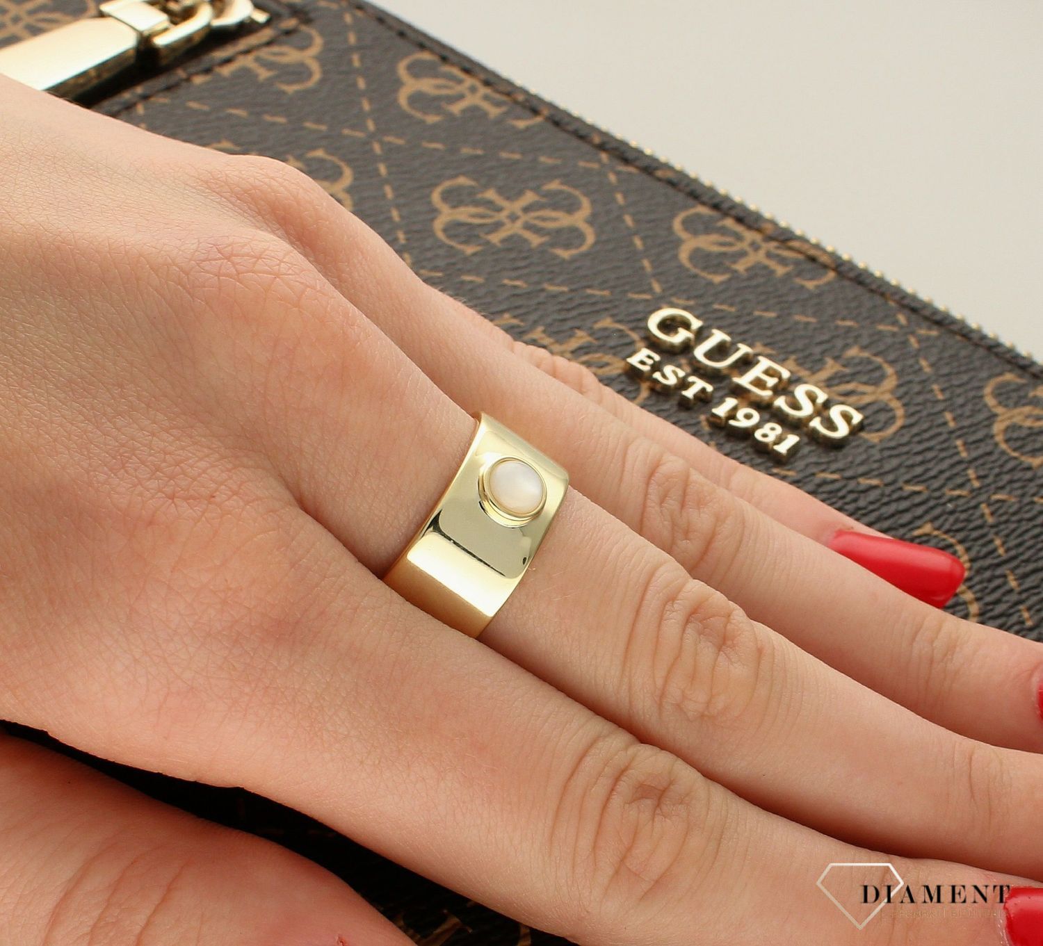 Srebrny pierścionek pozłacany z masą perłową DZP420 MPB Z. Pierścionek z masą perłową. Pierścionek srebrny. Pierścionek pozłacany. Srebrny pierścionek na prezent. Srebrny pierści.jpg